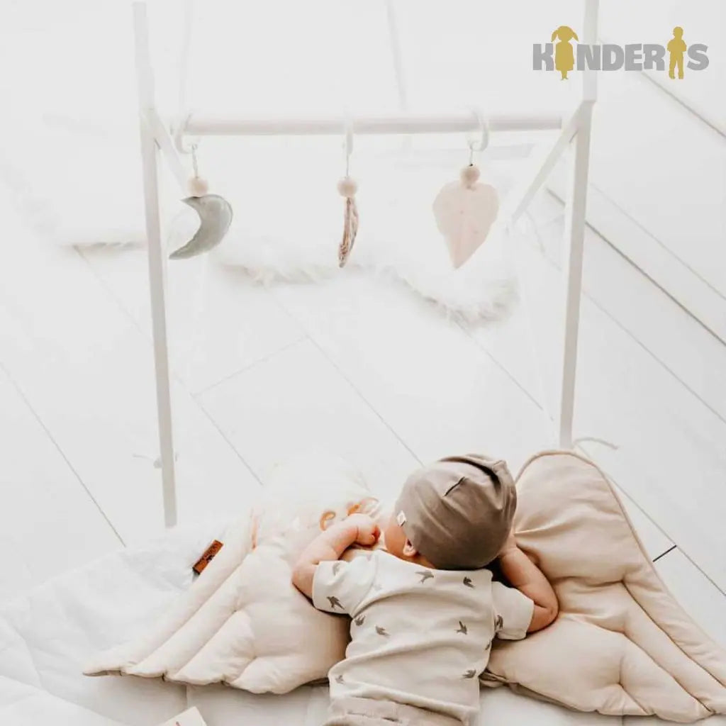 Medinis lavinamasis žaidimų stovas su pakabinamais žaislais vaiko kambaryje