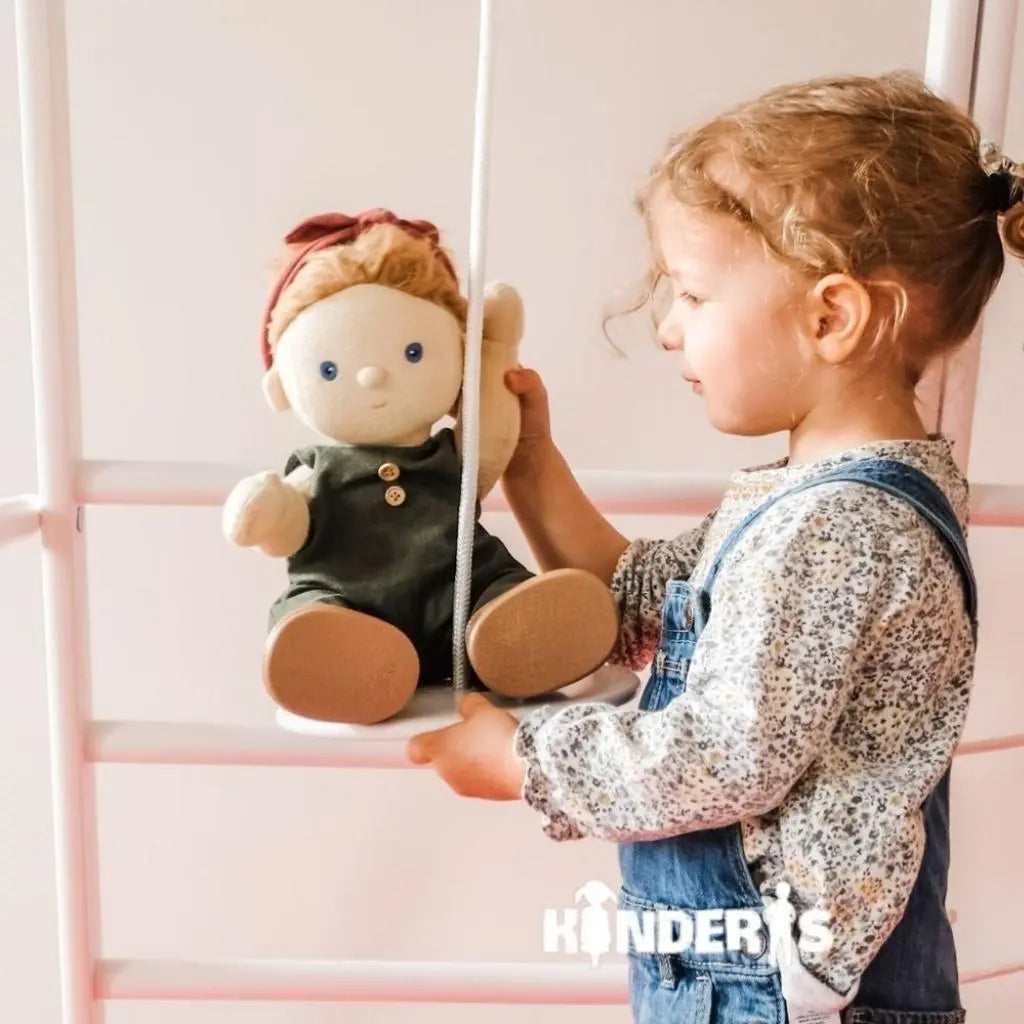 vaikai zaidziantys ant medines zaidimu aiksteles