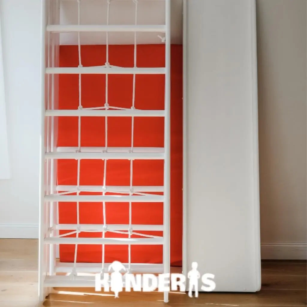 vaikai zaidziantys ant medines zaidimu aiksteles