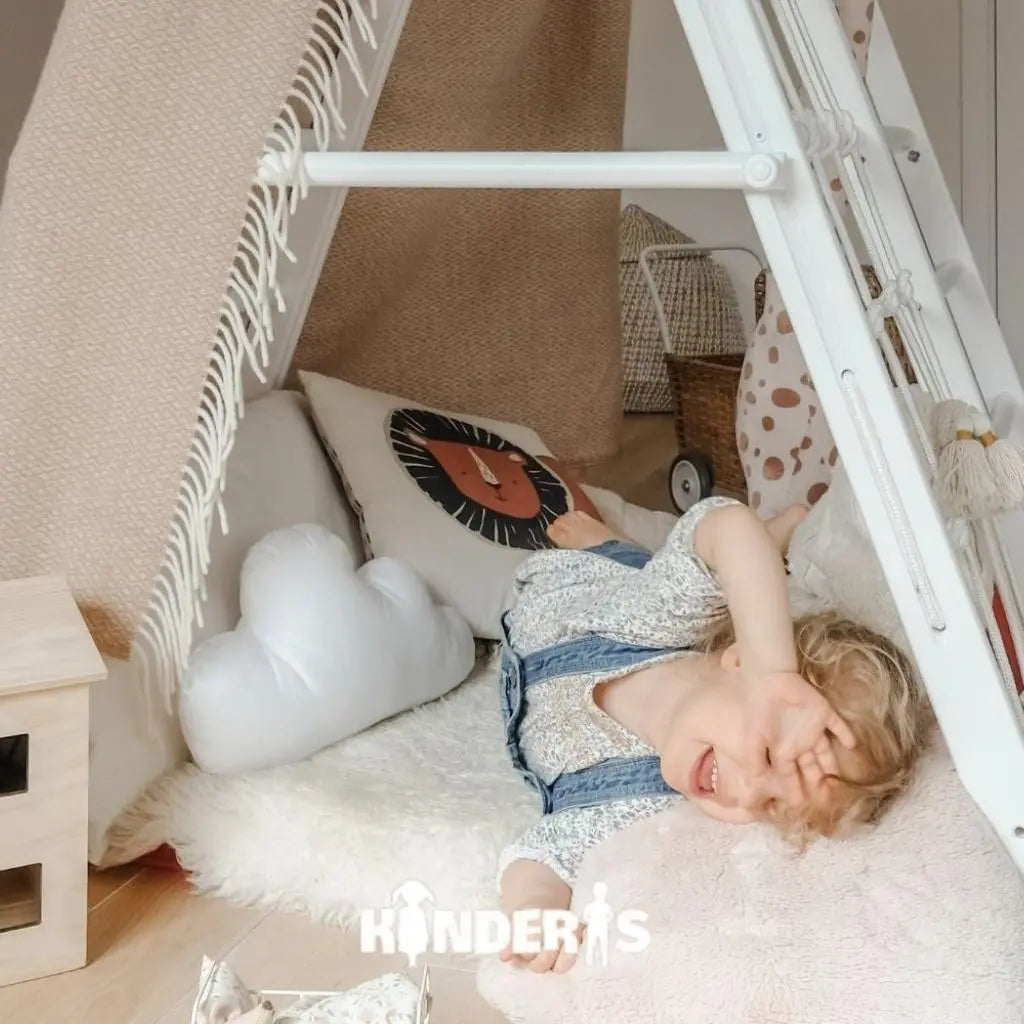 vaikai zaidziantys ant medines zaidimu aiksteles