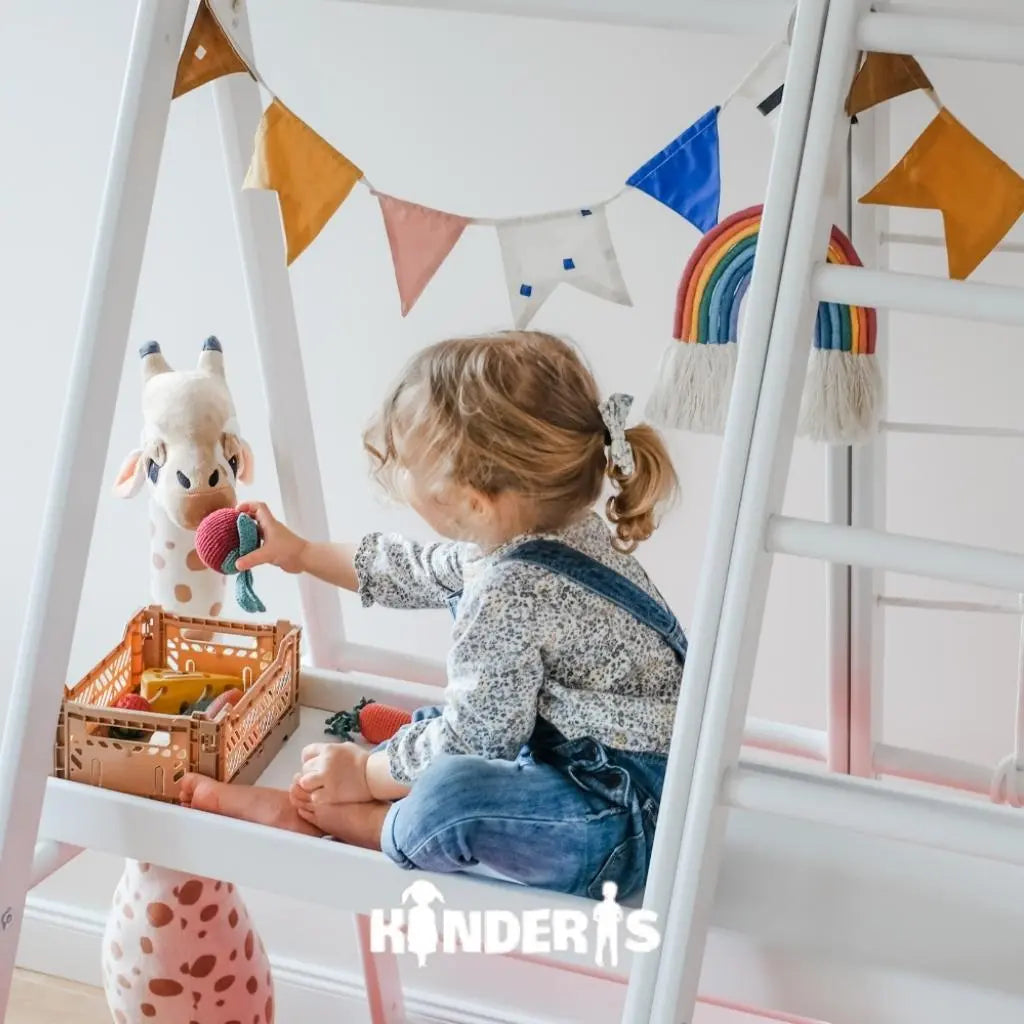 vaikai zaidziantys ant medines zaidimu aiksteles