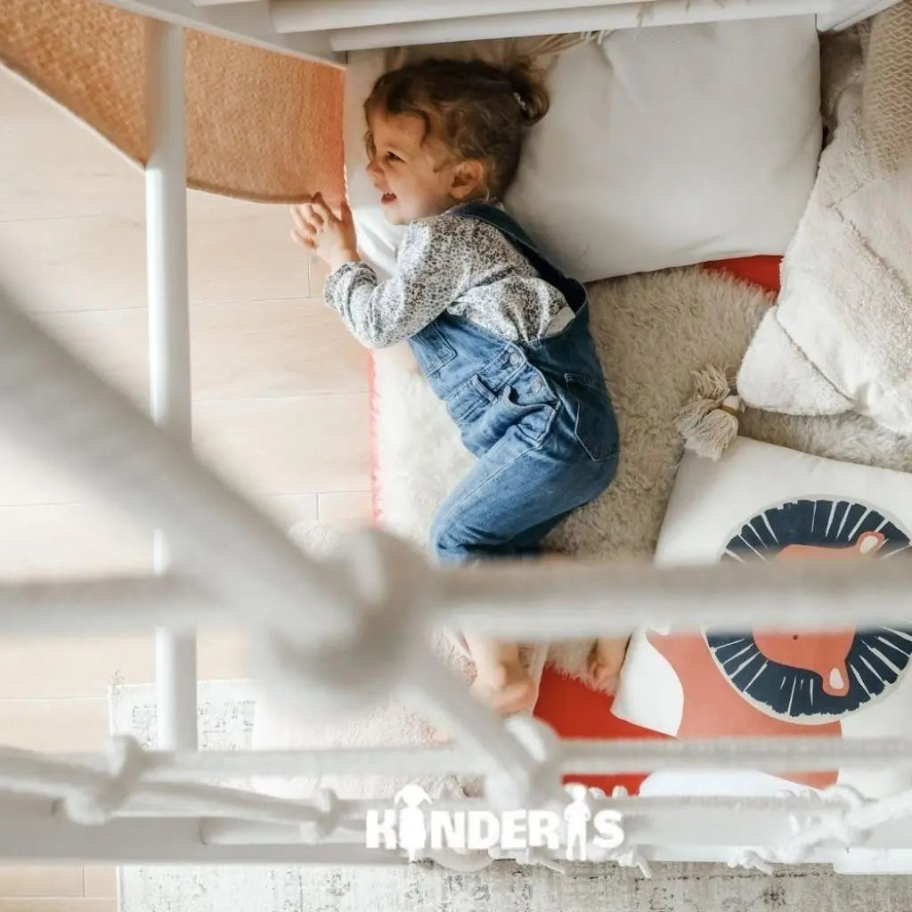 vaikai zaidziantys ant medines zaidimu aiksteles