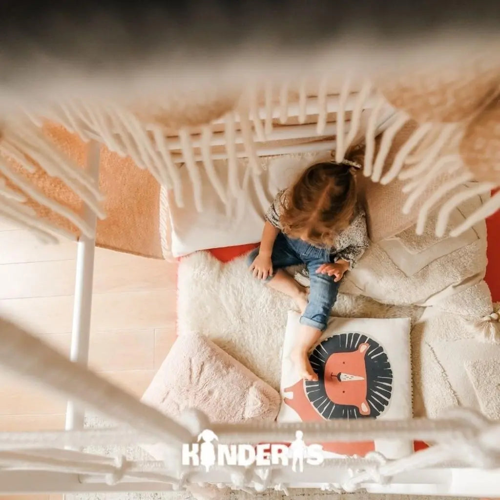 vaikai zaidziantys ant medines zaidimu aiksteles