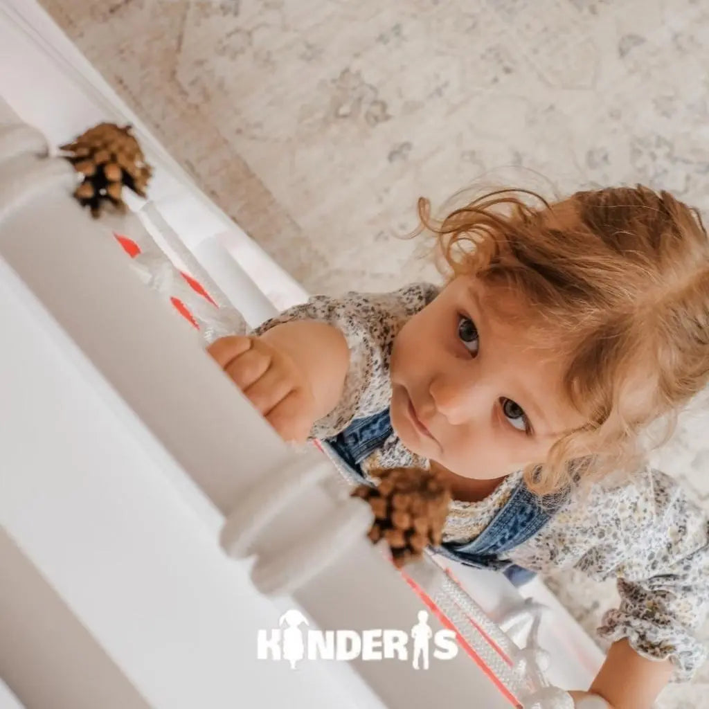 vaikai zaidziantys ant medines zaidimu aiksteles