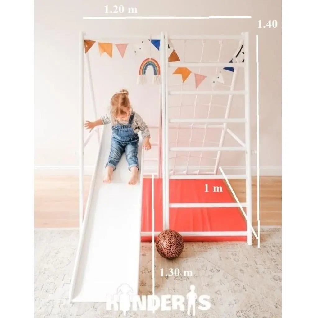 vaikai zaidziantys ant medines zaidimu aiksteles