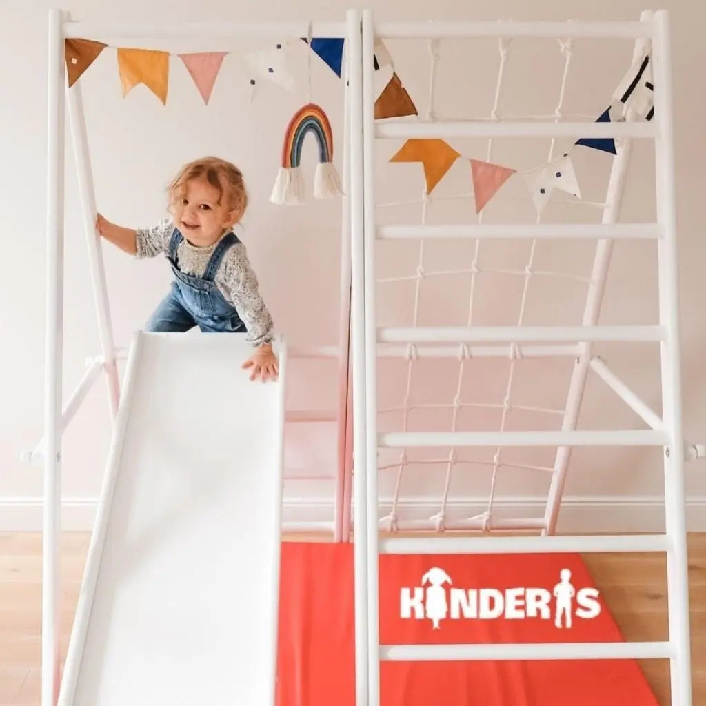 vaikai zaidziantys ant medines zaidimu aiksteles