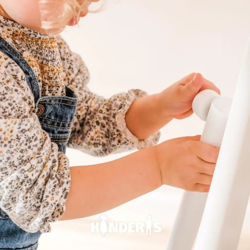 vaikai zaidziantys ant medines zaidimu aiksteles