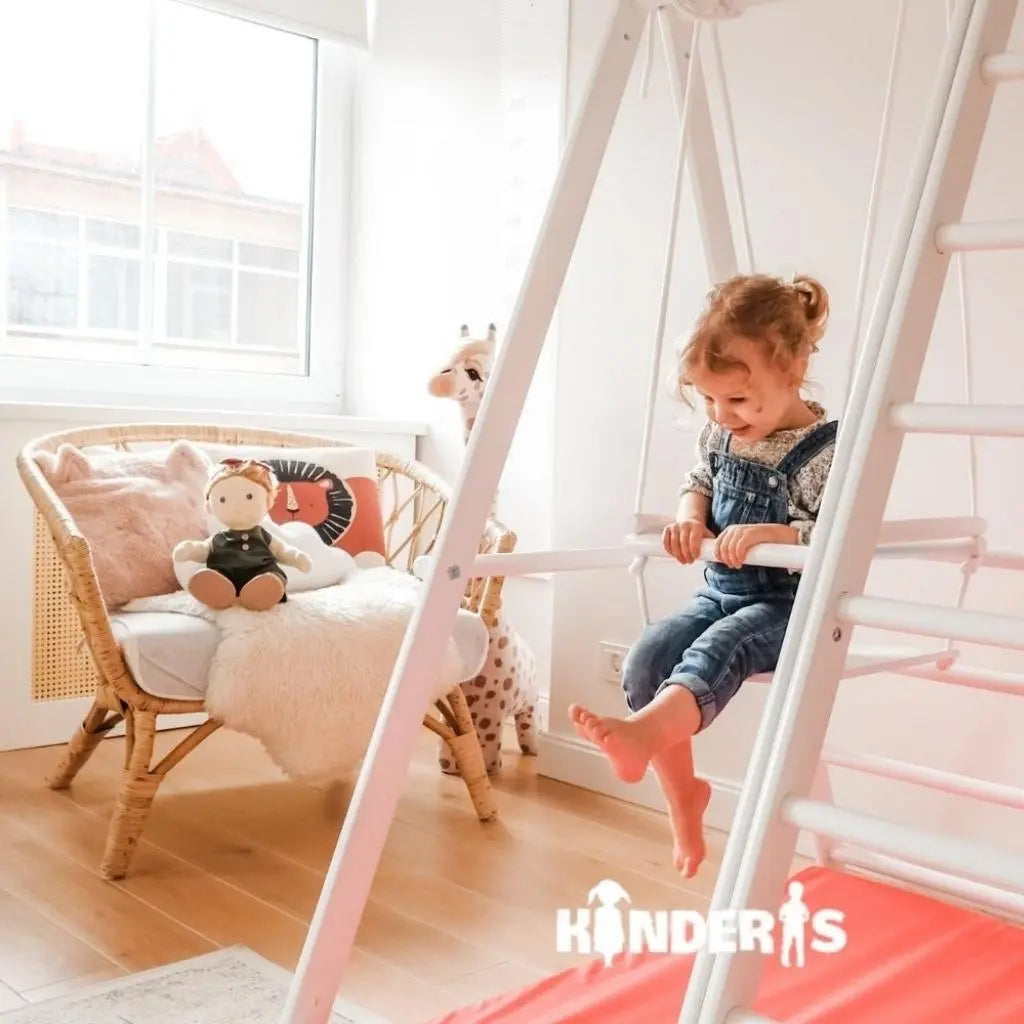 vaikai zaidziantys ant medines zaidimu aiksteles