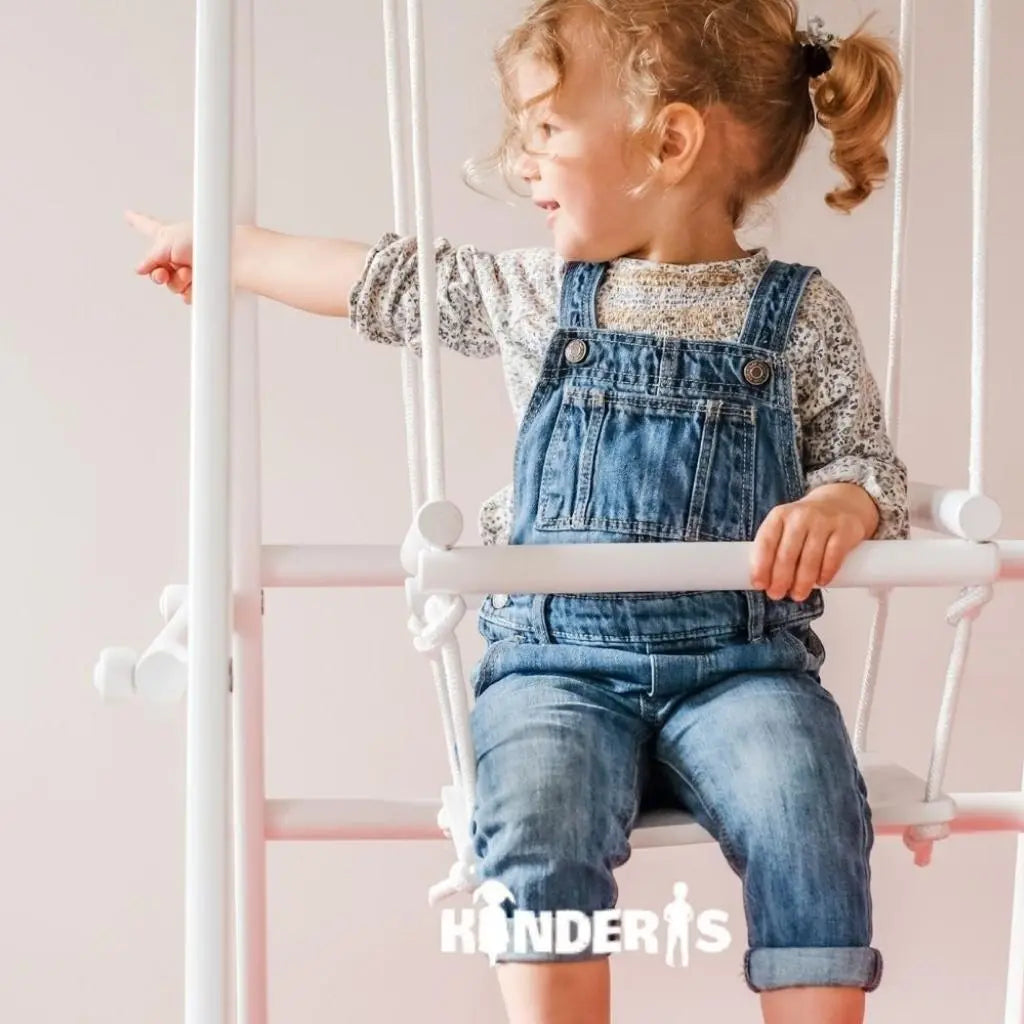 vaikai zaidziantys ant medines zaidimu aiksteles