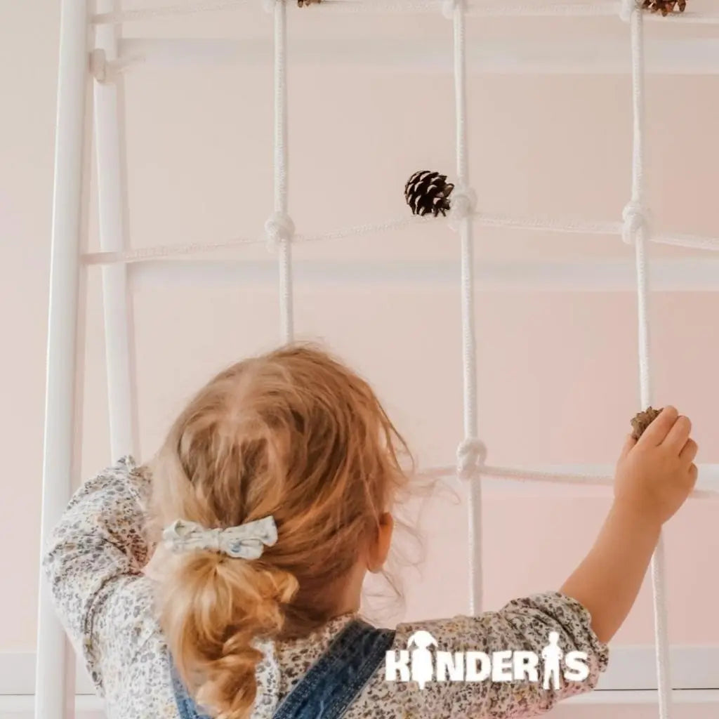 vaikai zaidziantys ant medines zaidimu aiksteles