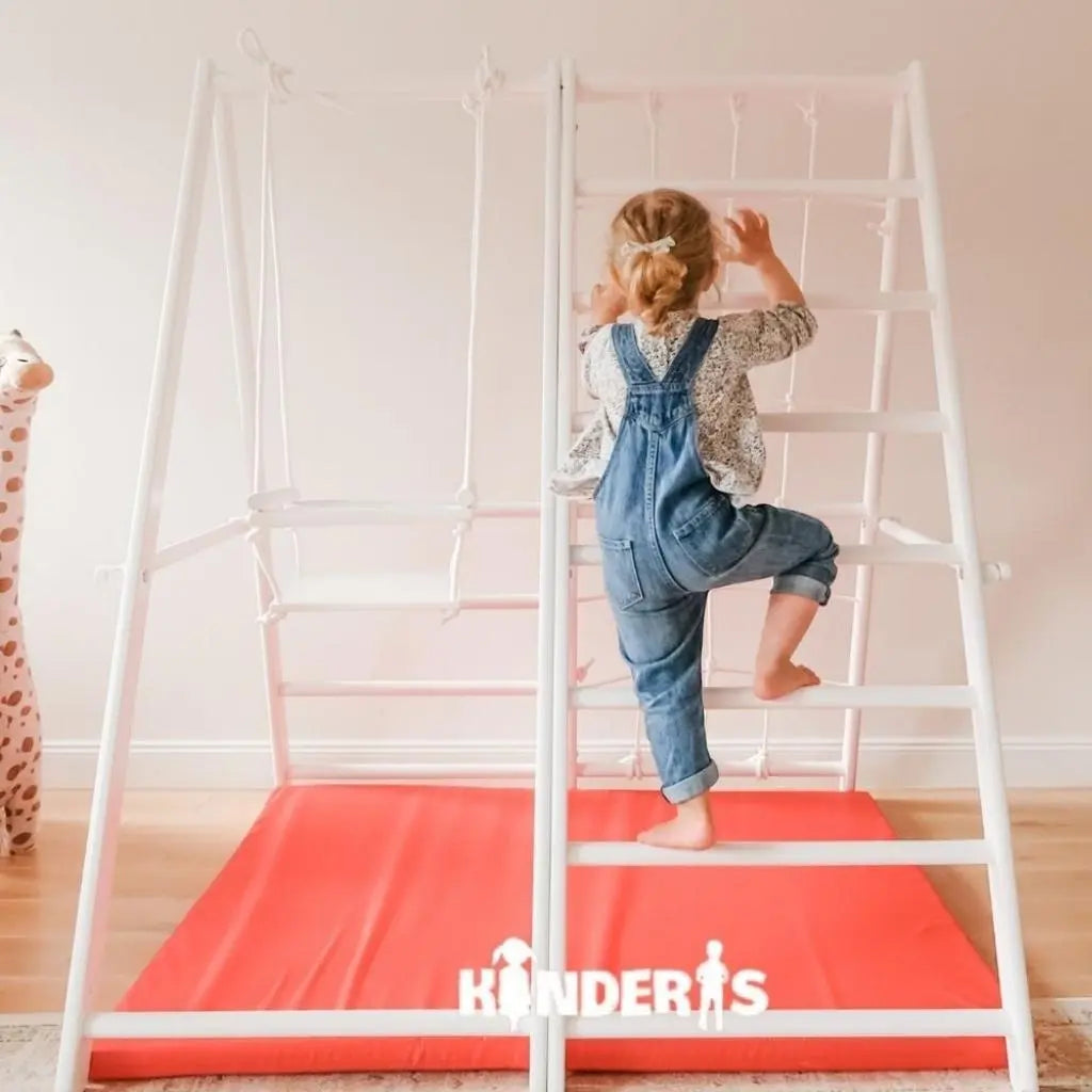 vaikai zaidziantys ant medines zaidimu aiksteles