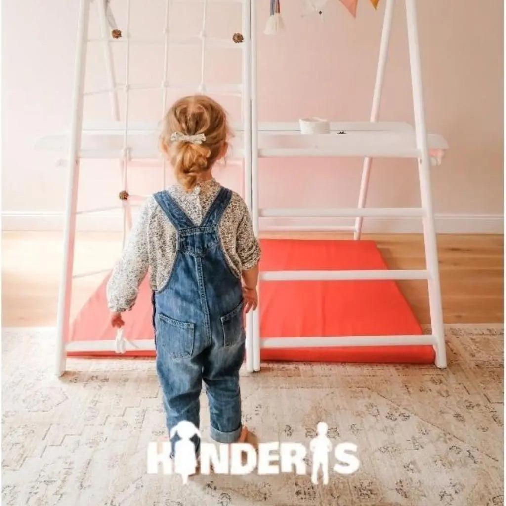 vaikai zaidziantys ant medines zaidimu aiksteles