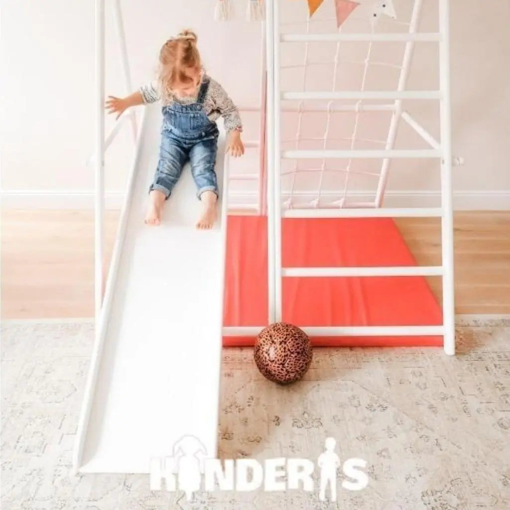 vaikai zaidziantys ant medines zaidimu aiksteles