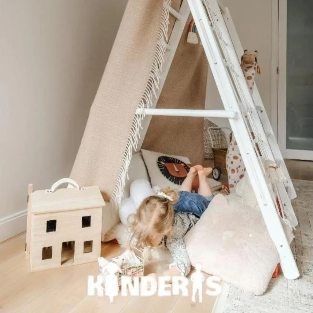 vaikai zaidziantys ant medines zaidimu aiksteles