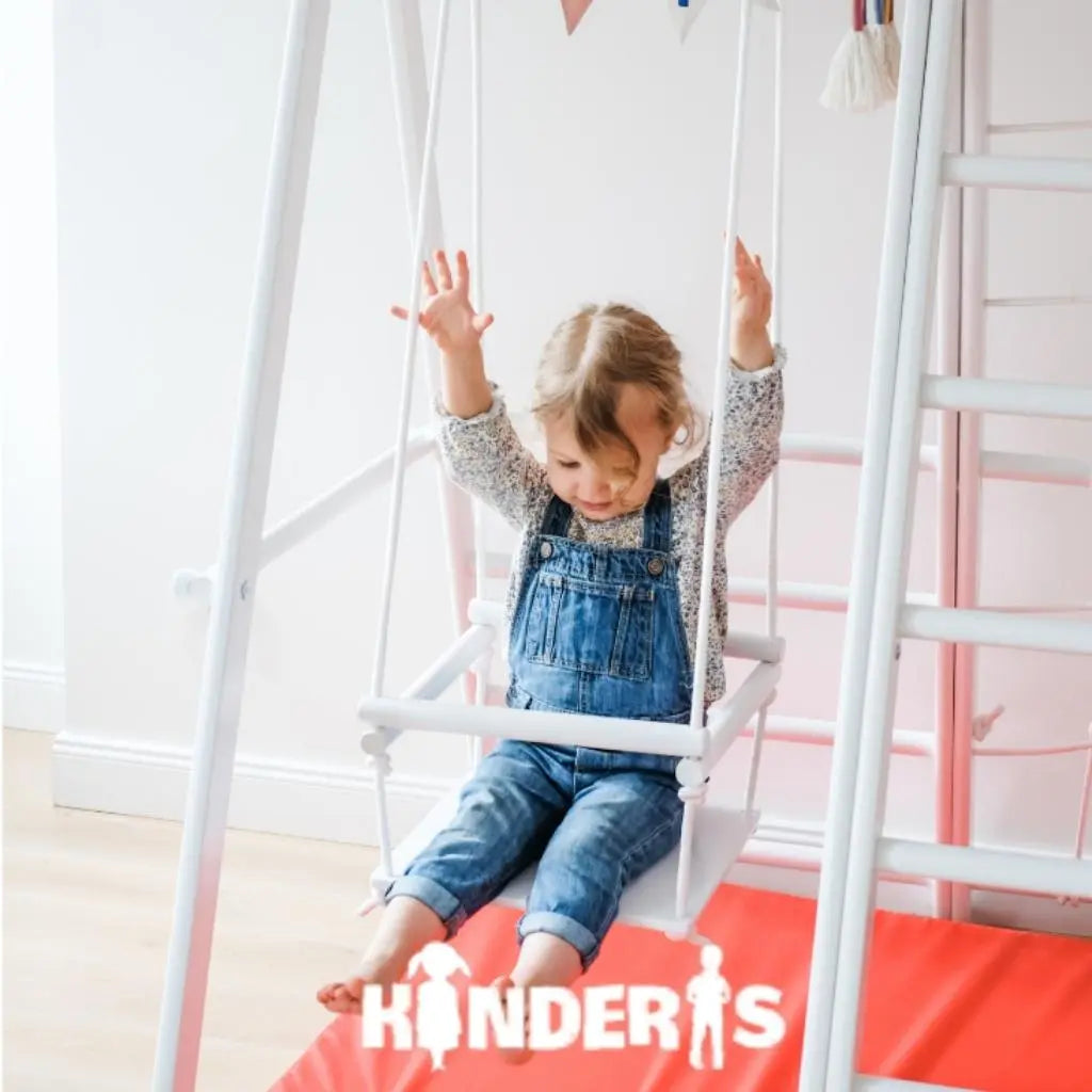 vaikai zaidziantys ant medines zaidimu aiksteles