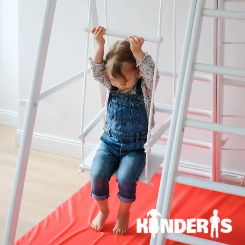 vaikai zaidziantys ant medines zaidimu aiksteles