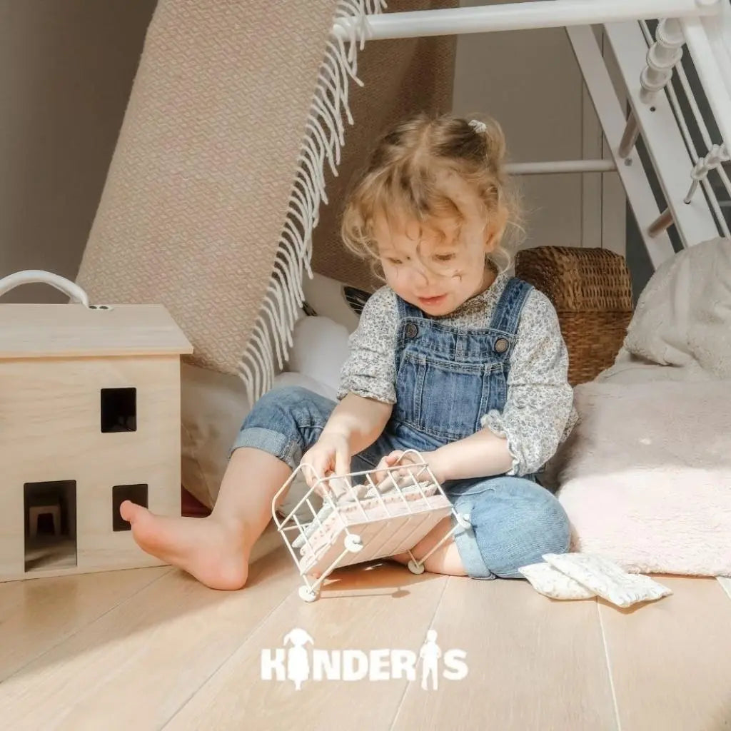 vaikai zaidziantys ant medines zaidimu aiksteles