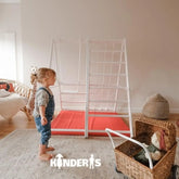 vaikai zaidziantys ant medines zaidimu aiksteles
