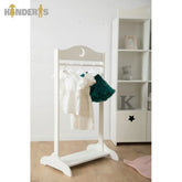 drabuziu kabykla stovinti vaiko kambaryje