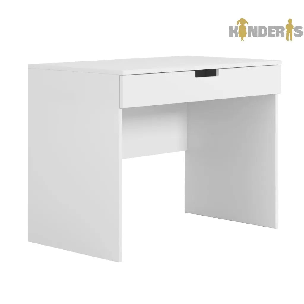 baltas rasomasis stalas vaiko kambaryje