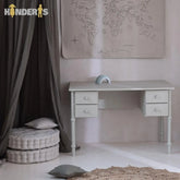 rasomasis stalas su stalciais vaiku kambaryje