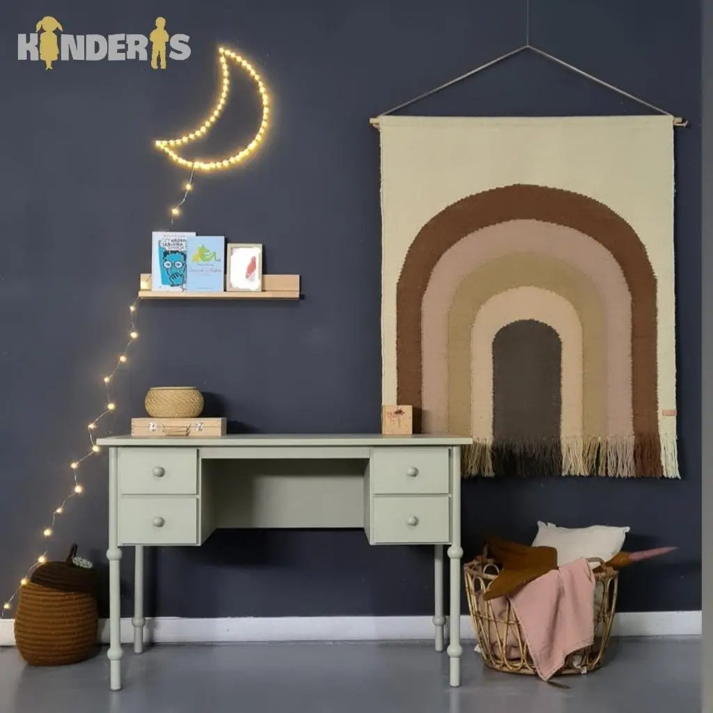 rasomasis stalas su stalciais vaiku kambaryje