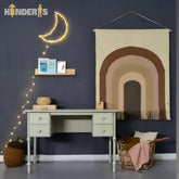 rasomasis stalas su stalciais vaiku kambaryje