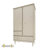 rubu spinta su atskirais stalciais ir lentynomis pastatyta vaiko kambaryje