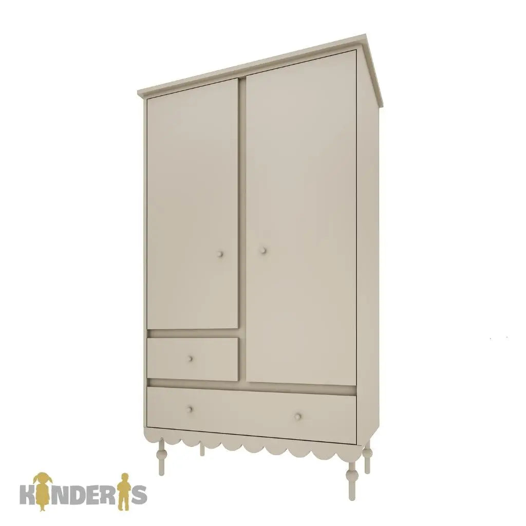 rubu spinta su atskirais stalciais ir lentynomis pastatyta vaiko kambaryje