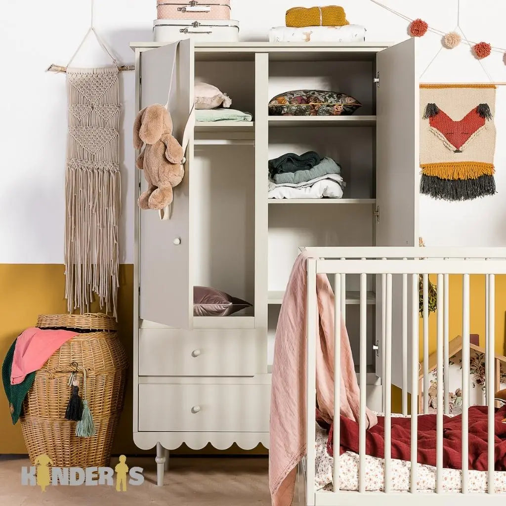 rubu spinta su atskirais stalciais ir lentynomis pastatyta vaiko kambaryje