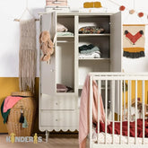 rubu spinta su atskirais stalciais ir lentynomis pastatyta vaiko kambaryje