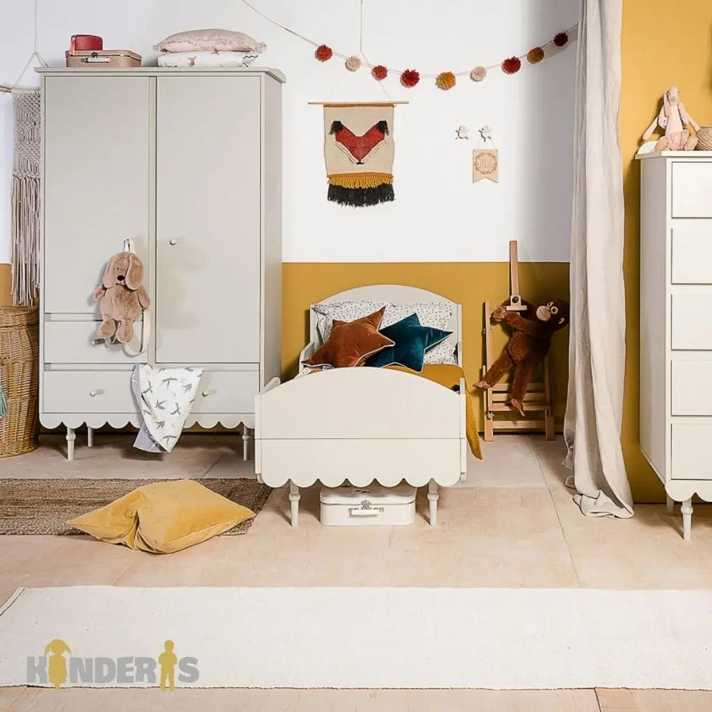 rubu spinta su atskirais stalciais ir lentynomis pastatyta vaiko kambaryje