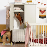 rubu spinta su atskirais stalciais ir lentynomis pastatyta vaiko kambaryje