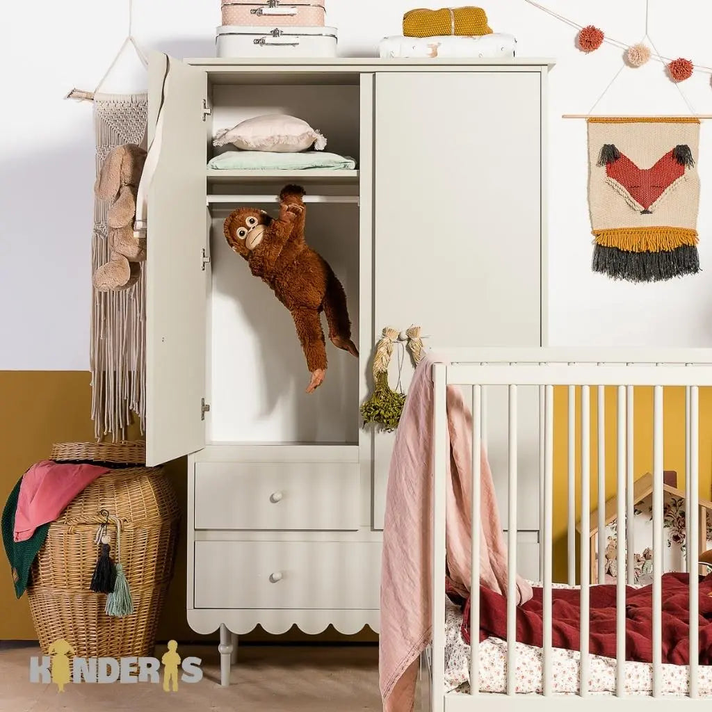 rubu spinta su atskirais stalciais ir lentynomis pastatyta vaiko kambaryje