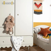 rubu spinta su atskirais stalciais ir lentynomis pastatyta vaiko kambaryje