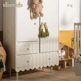 rubu spinta su atskirais stalciais ir lentynomis pastatyta vaiko kambaryje