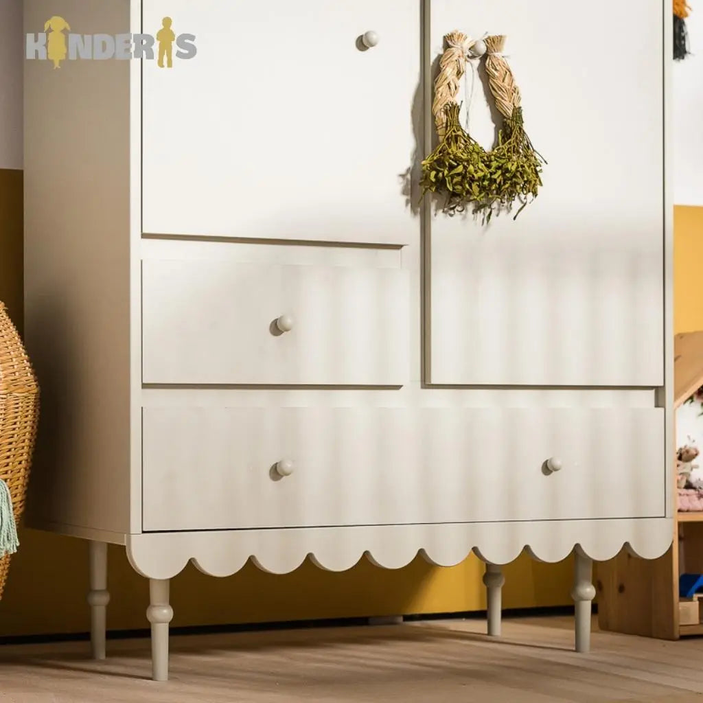 rubu spinta su atskirais stalciais ir lentynomis pastatyta vaiko kambaryje