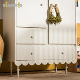 rubu spinta su atskirais stalciais ir lentynomis pastatyta vaiko kambaryje