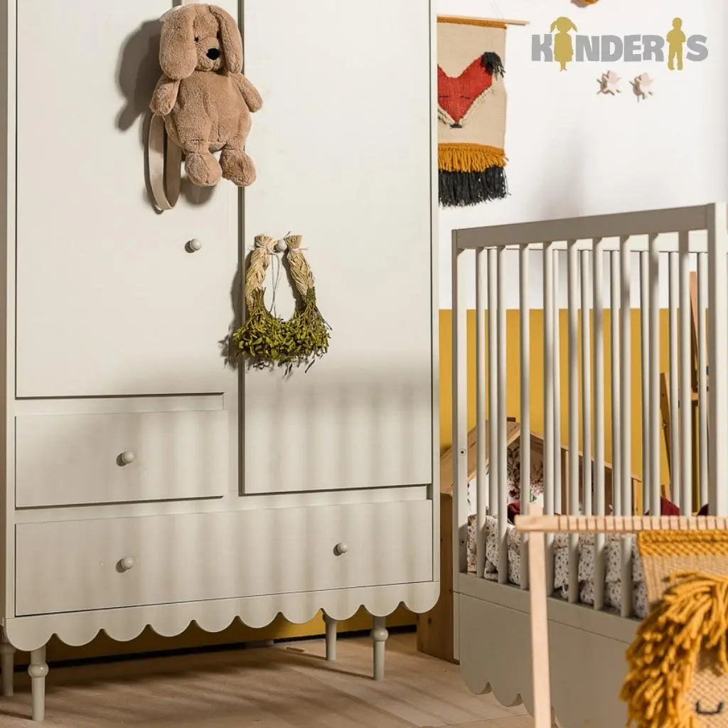 rubu spinta su atskirais stalciais ir lentynomis pastatyta vaiko kambaryje