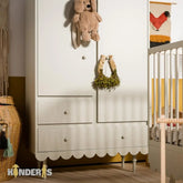 rubu spinta su atskirais stalciais ir lentynomis pastatyta vaiko kambaryje