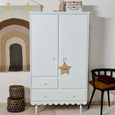 rubu spinta su skirtingais stalciu dydziais pastatyta vaiku kambaryje