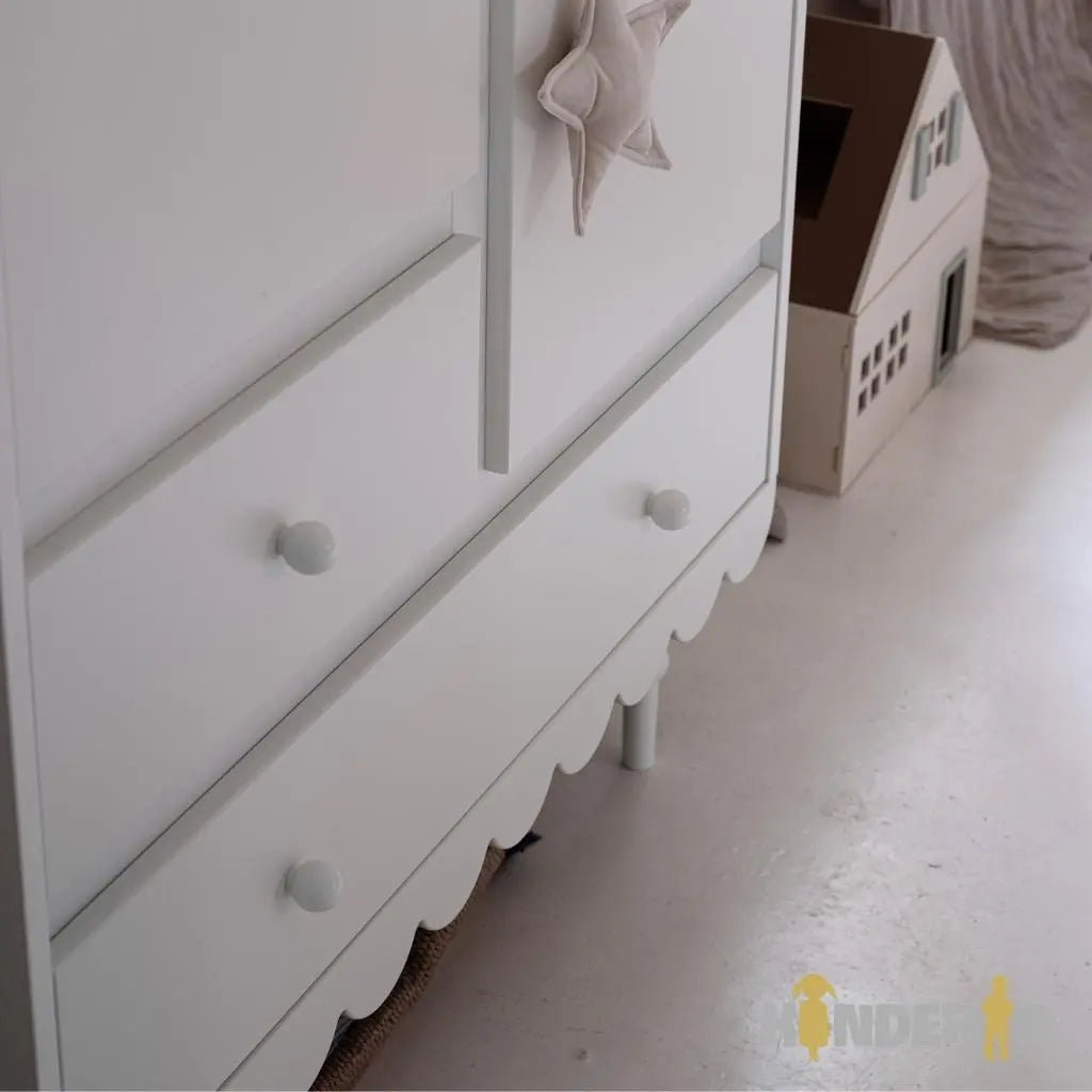 rubu spinta su skirtingais stalciu dydziais pastatyta vaiku kambaryje