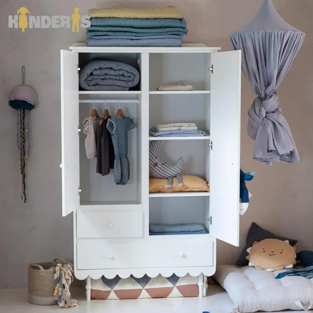 rubu spinta su skirtingais stalciu dydziais pastatyta vaiku kambaryje