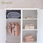 rubu spinta su skirtingais stalciu dydziais pastatyta vaiku kambaryje