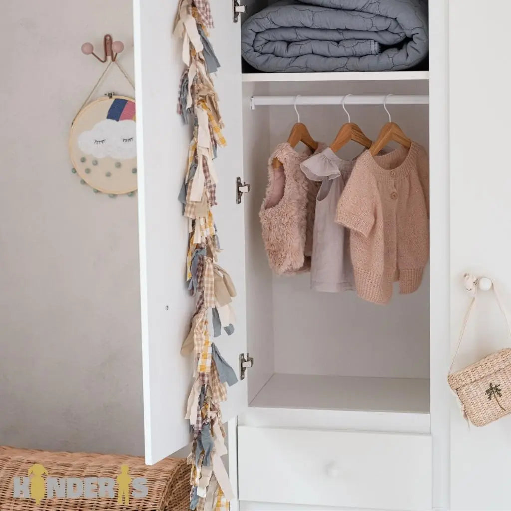 rubu spinta su skirtingais stalciu dydziais pastatyta vaiku kambaryje