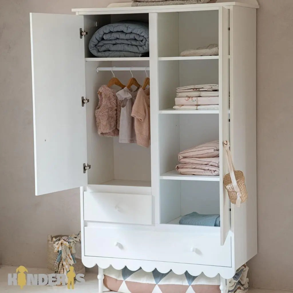 rubu spinta su skirtingais stalciu dydziais pastatyta vaiku kambaryje