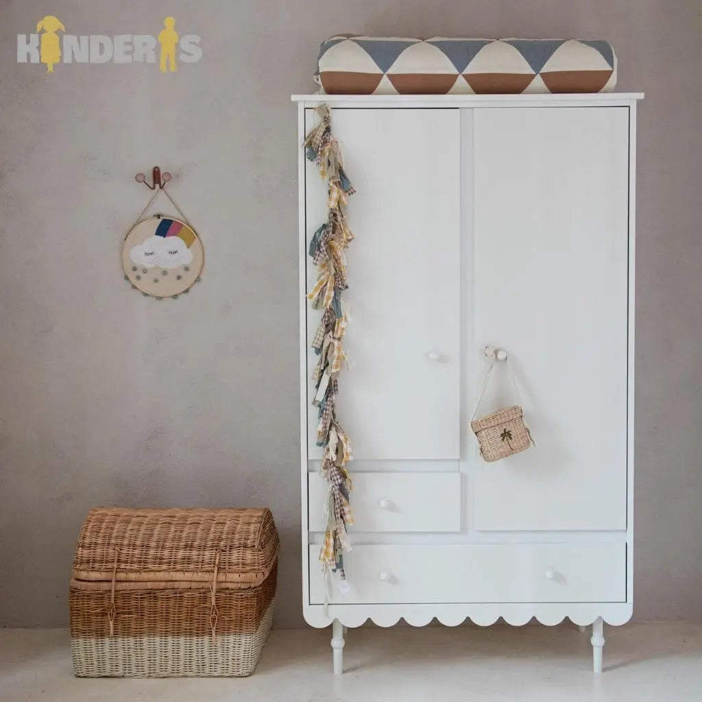 rubu spinta su skirtingais stalciu dydziais pastatyta vaiku kambaryje