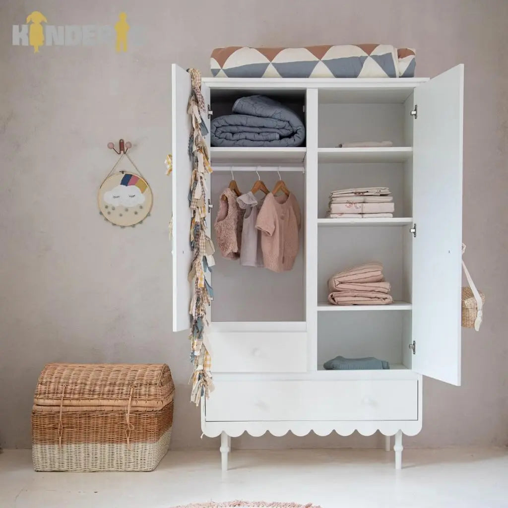 rubu spinta su skirtingais stalciu dydziais pastatyta vaiku kambaryje