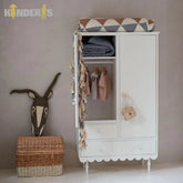 rubu spinta su skirtingais stalciu dydziais pastatyta vaiku kambaryje