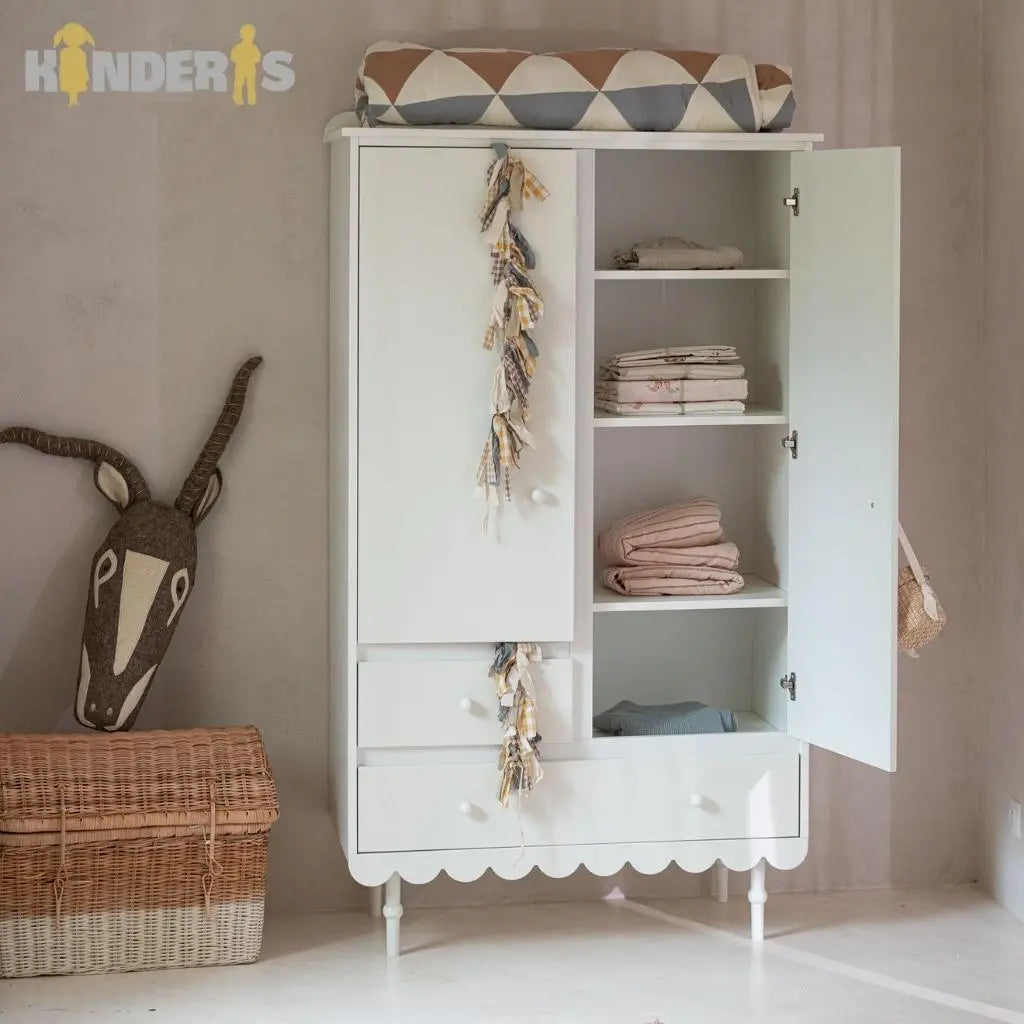 rubu spinta su skirtingais stalciu dydziais pastatyta vaiku kambaryje